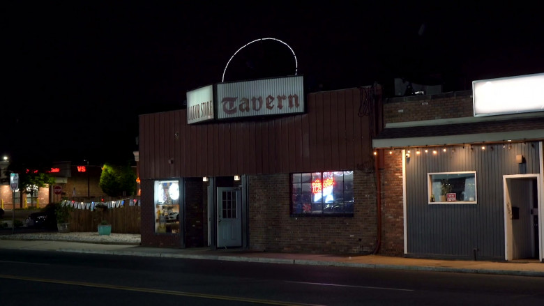 Coors Beer Sign in Saturday Night Live S49E20 "Jake Gyllenhaal; Sabrina Carpenter" (2024) - 519498