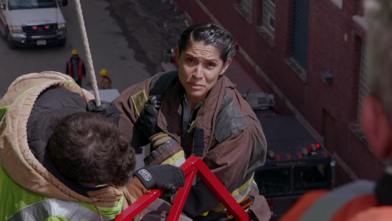 Petzl Gloves in Chicago Fire S12E13 "Never Say Goodbye" (2024) - 521703