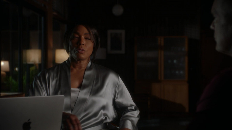 Apple MacBook Laptop in 9-1-1 S07E08 "Step Nine" (2024) - 517158