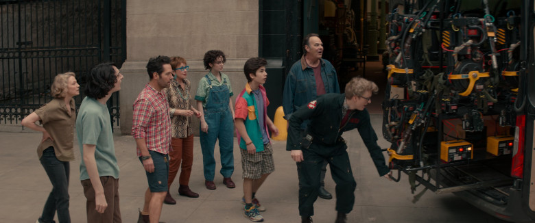 Fjällräven Shorts and Asics Sneakers in Ghostbusters: Frozen Empire (2024) - 511390