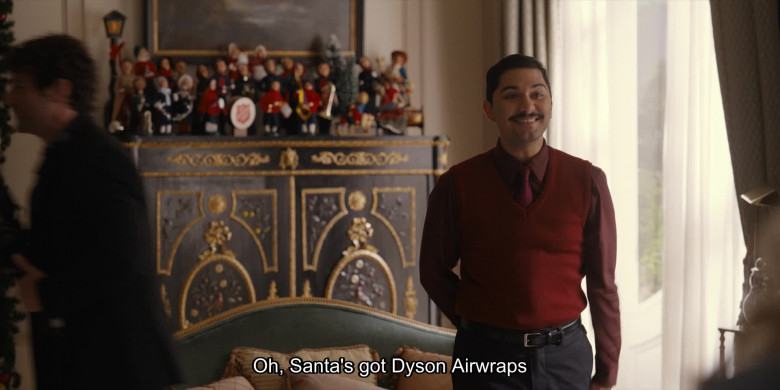 Dyson Airwraps (Verbal) in Hacks S03E07 "The Deborah Vance Christmas Spectacular" (2024) - 521960