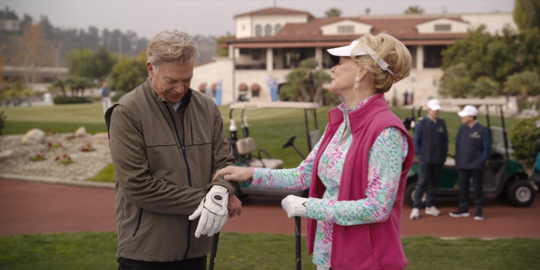 Maxfli Golf Glove in Hacks S03E06 "Par for the Course" (2024) - 517904