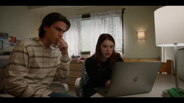 Apple MacBook Laptop in Walker S04E07 "Hold Me Now" (2024) - 519200