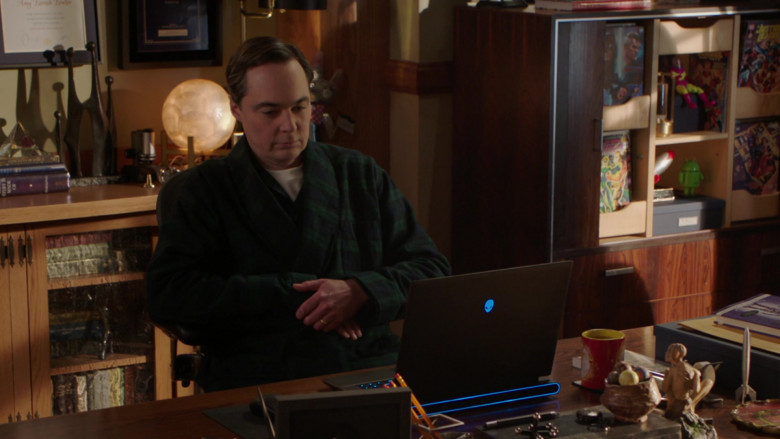 Alienware Laptop in Young Sheldon S07E14 "Memoir" (2024) - 519291