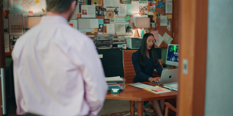 Apple iMac and MacBook in Loot S02E08 "Grace" (2024) - 518617