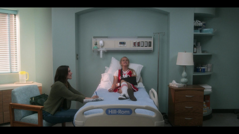 Hill-Rom Hospital Bed and Kleenex Tissues in Pretty Little Liars: Original Sin S02E04 "Chapter Fourteen: When a Stranger Calls Back" (2024) - 522255