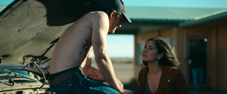 Wrangler Jeans in Outer Range S02E02 "Traces to Somewhere" (2024) - 518191