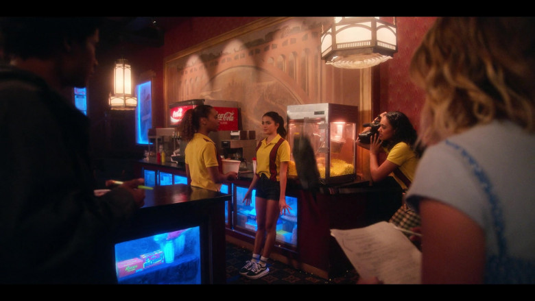 Coca-Cola, Reese's, Bit-O-Honey and Vans Shoes in Pretty Little Liars: Original Sin S02E04 "Chapter Fourteen: When a Stranger Calls Back" (2024) - 522193