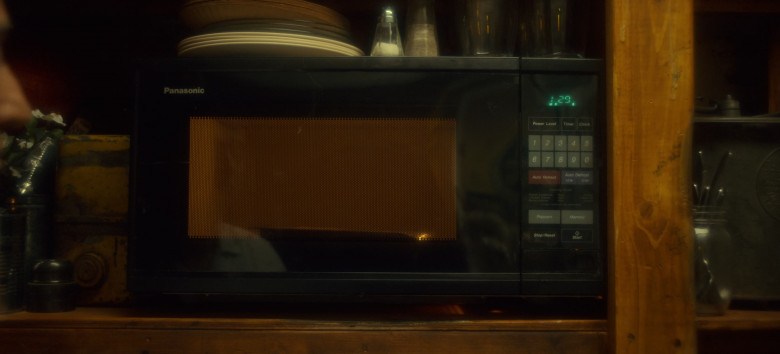 Panasonic Microwave Oven in The Big Door Prize S02E04 "Storytellers" (2024) - 510428