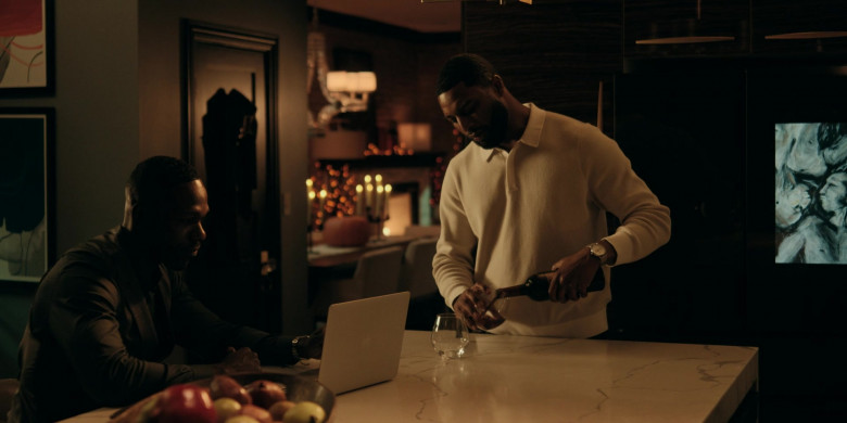 Apple MacBook Laptop in The Chi S06E14 "Smoke & Mirrors" (2024) - 529752