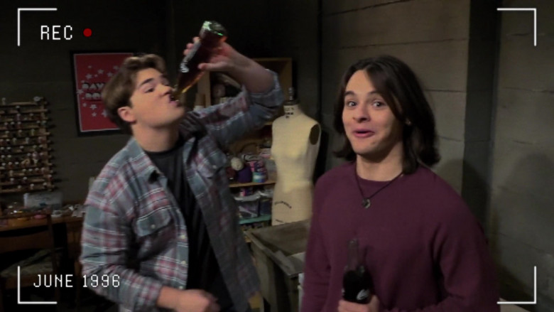 Coca-Cola Soda in That '90s Show S02E08 "Friends in Low Places" (2024) - 534542