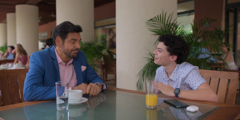 Apple iPhone, Watch and AirPods in Acapulco S03E07 "Video Killed the Radio Star" (2024) - 525888