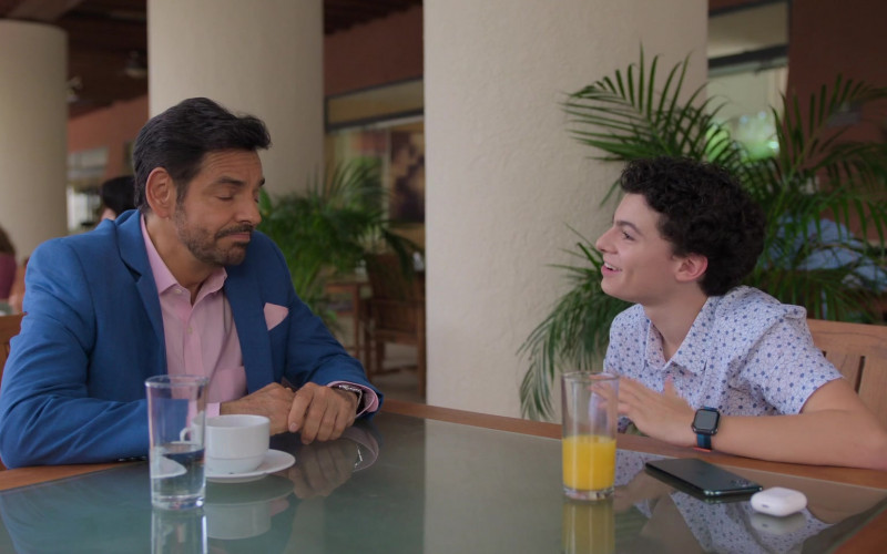#1619 – ProductPlacementBlog.com – Acapulco Season 3, Episode 7 – Product Placement Tracking (Timecode – 00h 26m 58s)