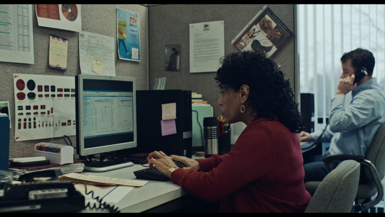 HP Monitor in The Bear S03E06 "Napkins" (2024) - 534916