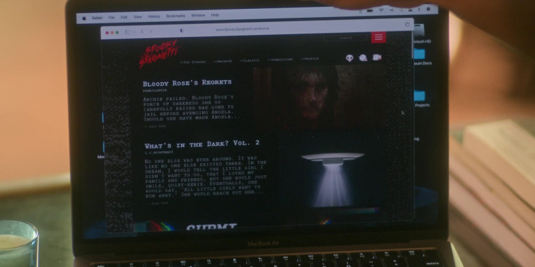 Apple MacBook Air and Safari Browser in Pretty Little Liars: Original Sin S02E06 "Chapter Sixteen: Hell House" (2024) - 527452