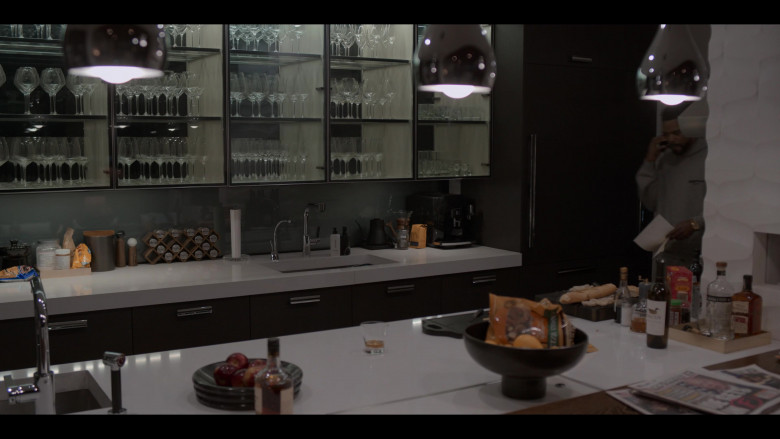 Stumptown Coffee, Jura Coffee Machine, Decoy Wine in Power Book II: Ghost S04E01 "I Don't Die Easy" (2024) - 527422