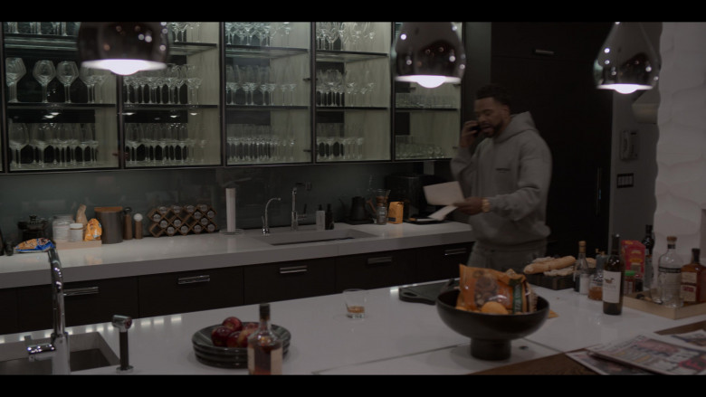 Stumptown Coffee and Decoy Wine in Power Book II: Ghost S04E01 "I Don't Die Easy" (2024) - 527420