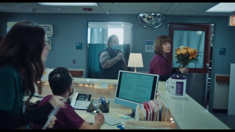 Apple iMac Computer in The Bear S03E09 "Apologies" (2024) - 535037