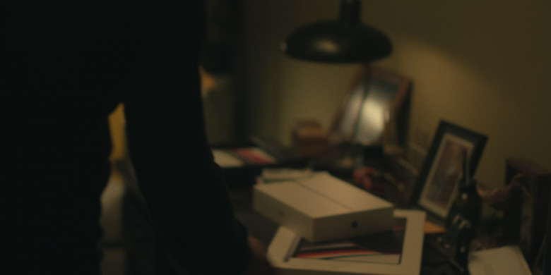 Apple iPad and MacBook in Presumed Innocent S01E03 "Discovery" (2024) - 530725