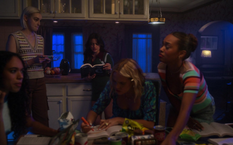 #2635 – ProductPlacementBlog.com – Pretty Little Liars Original Sin Season 2 Episode 8 – Product Placement Tracking (Timecode – 00h 43m 54s)