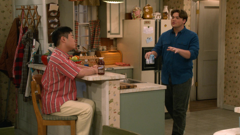 Snapple and LaCroix Drinks in That '90s Show S02E08 "Friends in Low Places" (2024) - 534572