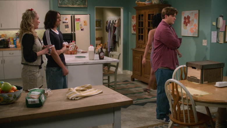 Tate's Bakeshop Cookies and Hershey's Syrup in That '90s Show S02E03 "Just a Friend" (2024) - 534040