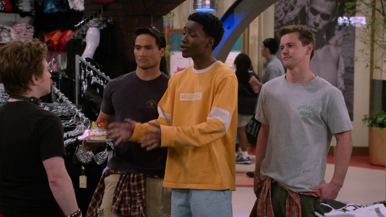 Abercrombie & Fitch Clothes in That '90s Show S02E03 "Just a Friend" (2024) - 533819