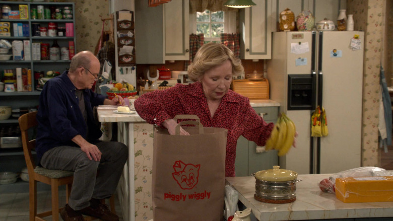 Piggly Wiggly Supermarket Chain Paper Bag in That '90s Show S02E02 "Something to Talk About" (2024) - 533740