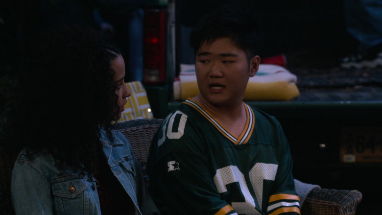 Starter Jersey in That '90s Show S02E05 "What Is Love" (2024) - 534222