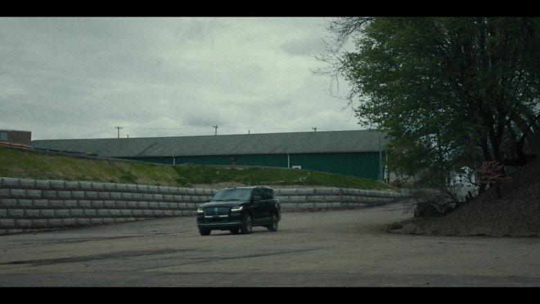 Lincoln Navigator Car in Mayor of Kingstown S03E07 "Marya Was Here" (2024) - 541139