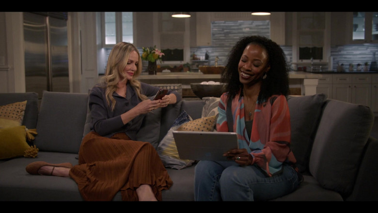 Microsoft Surface Tablet in All American S06E14 "I Do (Part I)" (2024) - 540003