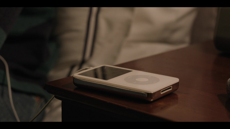 Apple iPod Media Player in The Emperor of Ocean Park S01E01 "Chapter One" (2024) - 540907