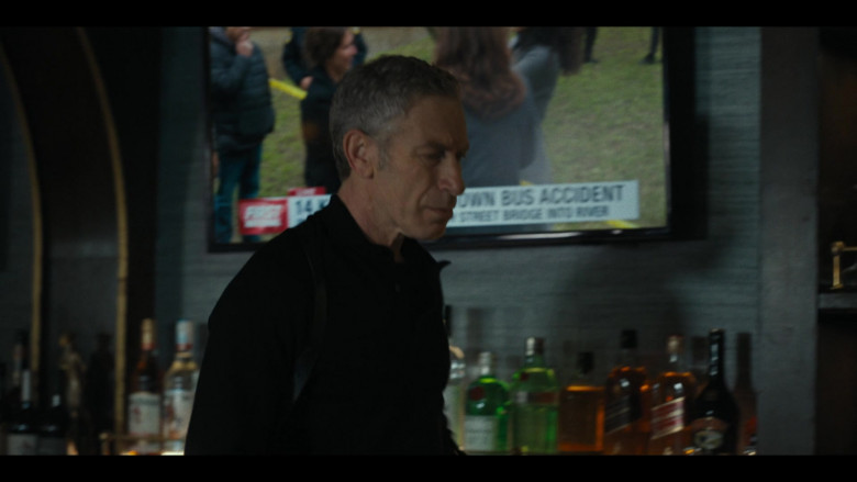 Tanqueray Gin, Johnnie Walker Whisky, Baileys Irish Cream in Mayor of Kingstown S03E07 "Marya Was Here" (2024) - 541167