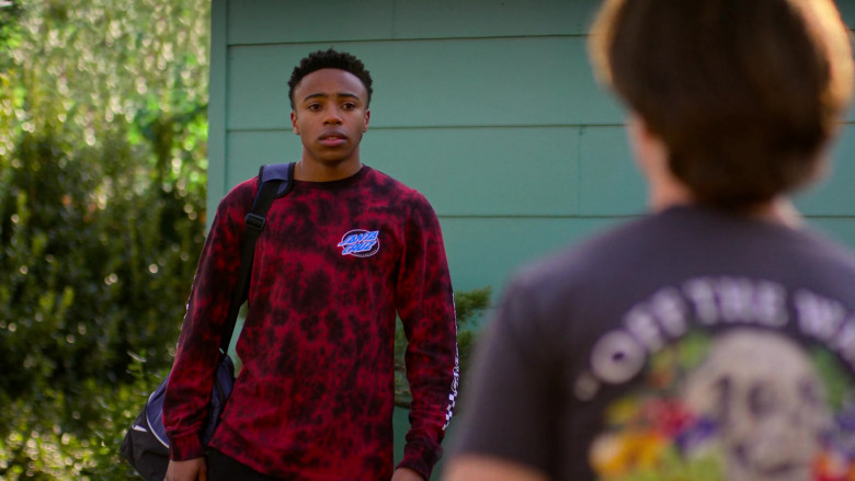 Santa Cruz Sweatshirt in Cobra Kai S06E01 "Peacetime in the Valley" (2024) - 543027