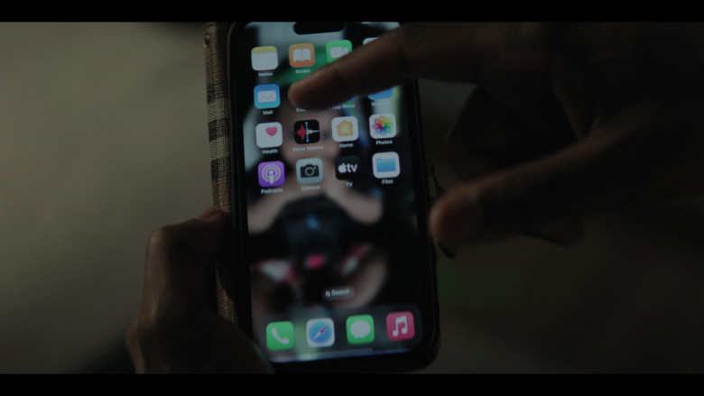 Apple iPhone Smartphone in The Emperor of Ocean Park S01E03 "Chapter Three" (2024) - 544878