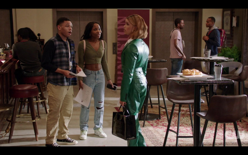 #596 – ProductPlacementBlog.com – American – Homecoming Season 3 Episode 3 – Product Placement Tracking (Timecode – 00h 09m 55s)