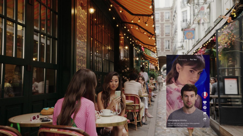 Apple iPhone Smartphone in Emily in Paris S04E01 (2024) - 553256