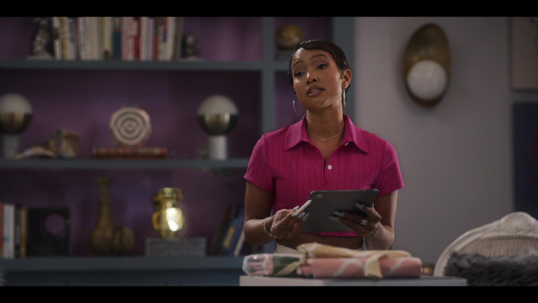 Apple iPad Tablet in Bel-Air S03E01 (2024) - 552810