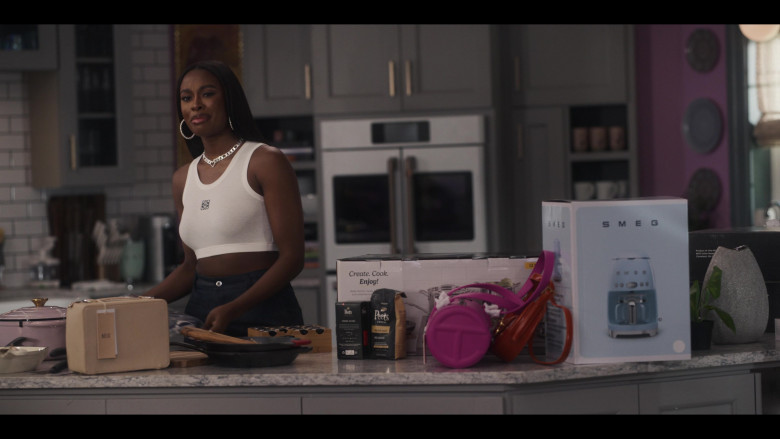 Beis, Peets Coffee, Telfar Bag, Smeg Coffee Maker in Bel-Air S03E01 (2024) - 552842