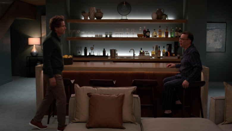 Hendrick's Gin, Cabal Tequila, Michter's Whiskey, Tanqueray, Ballantine's, El Cristiano Tequila, Lagavulin, The Glenlivet, Johnnie Walker in Unstable S02E08 "Ellis U" (2024) - 546739