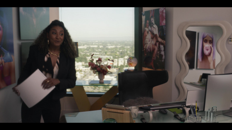 Apple MacBook and iPad in Bel-Air S03E08 (2024) - 560831