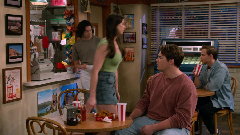 Ruffles, Lay's, Cheetos, Doritos, Fritos Snacks in That 90s Show S03E05 (2024) - 556913