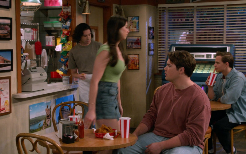 #1291 – ProductPlacementBlog.com – That 90s Show S03E05 – Product Placement Tracking (Timecode – 00h 21m 30s)