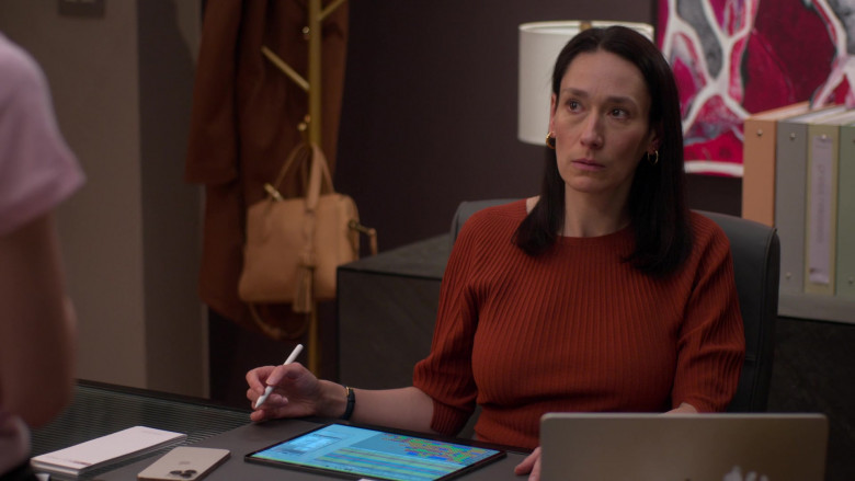 Apple iPhone, Macbook and iPad in Unstable S02E03 "Retreat" (2024) - 546420