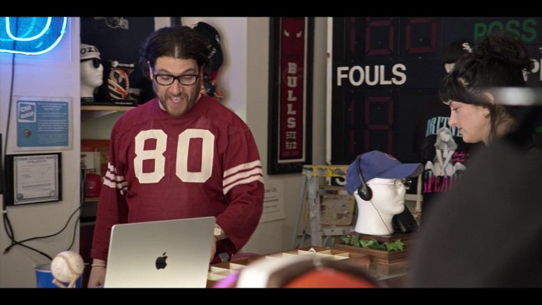 Apple MacBook Laptops in Mr. Throwback S01E02 (2024) - 549676