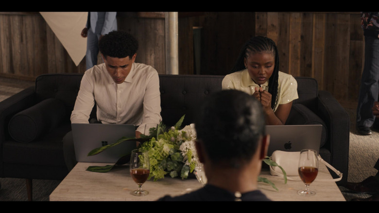 Microsoft Surface and Apple MacBook in Bel-Air S03E08 (2024) - 560931