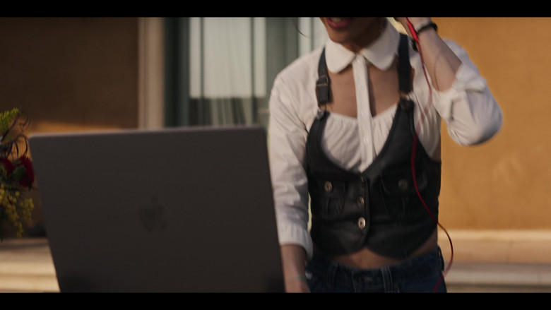 Apple MacBook Laptops in Bel-Air S03E01 (2024) - 552822