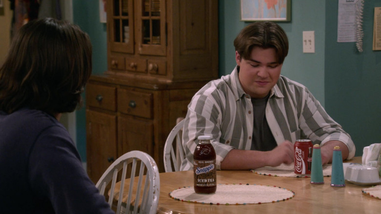 Snapple Ice Tea and Coca-Cola Soda in That 90s Show S03E03 (2024) - 556544