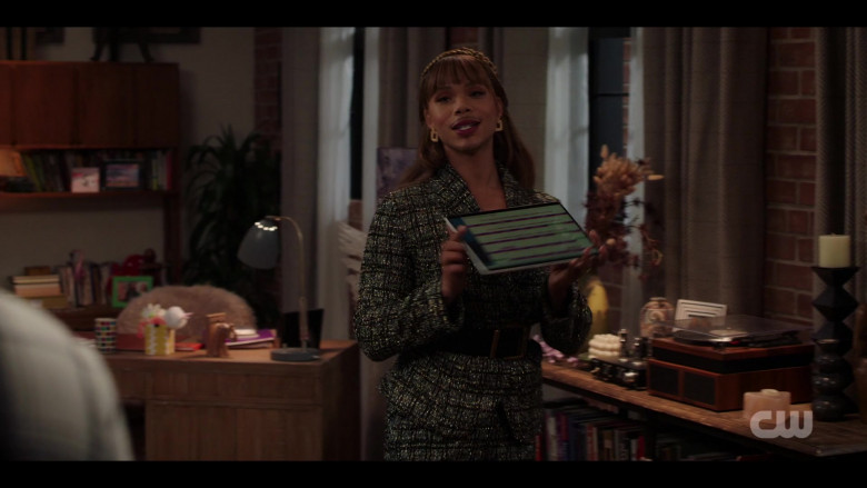 Microsoft Surface Tablet (Scene 3) in All American Homecoming S03E06 (2024) - 552064