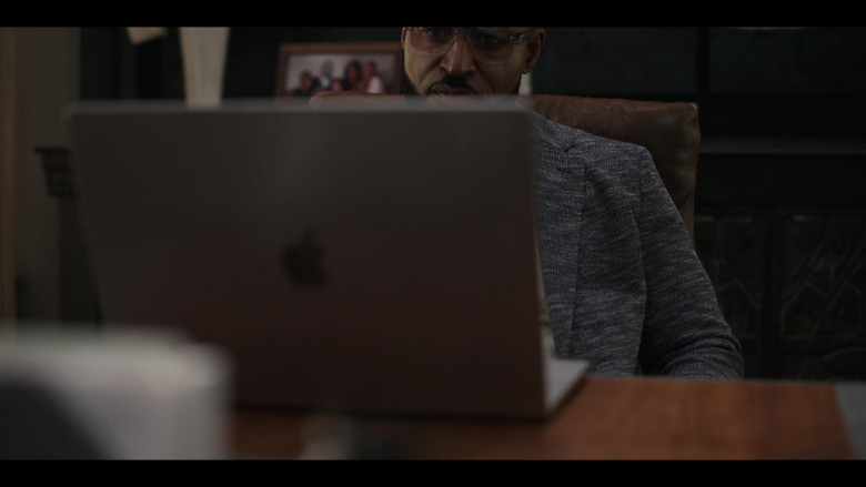 Apple MacBook Laptops in Bel-Air S03E05 (2024) - 558031